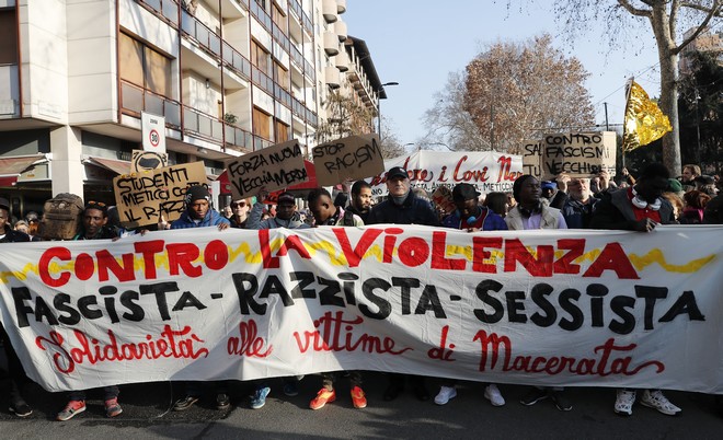 Ιταλία: Μεγάλη αντιρατσιστική πορεία στη Ματσεράτα