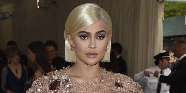 Ήρθε ο πελαργός στις Καρντάσιαν: Η Kylie Jenner ανακοίνωσε πως γέννησε