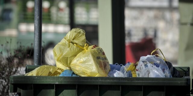 Νεκρό βρέφος σε κάδο στην Πετρούπολη