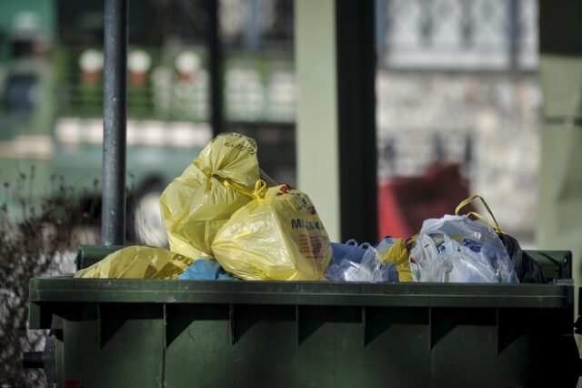 Νεκρό βρέφος σε κάδο στην Πετρούπολη