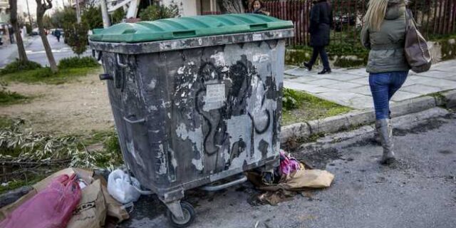 Φρίκη από το πόρισμα της νεκροτομής για το βρέφος που πέταξαν σε κάδο