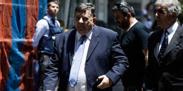 Γκαζάκια τα ξημερώματα στο κτίριο του ART στην Καλλιθέα
