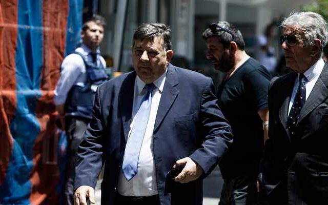 Γκαζάκια τα ξημερώματα στο κτίριο του ART στην Καλλιθέα
