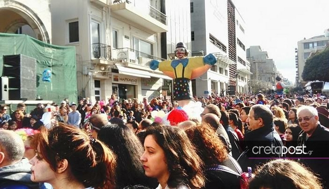 Παρέλαση αρμάτων και καρναβαλιστών στο Ηράκλειο