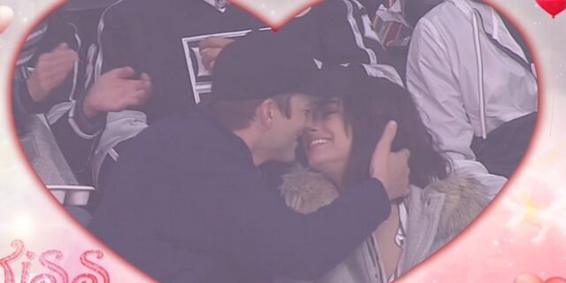 Kiss Cam: Το φιλί Κούτσερ στην Κούνις στον αγώνα χόκεϊ