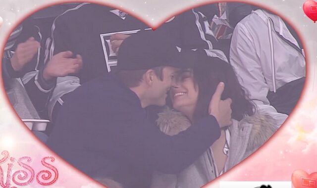 Kiss Cam: Το φιλί Κούτσερ στην Κούνις στον αγώνα χόκεϊ