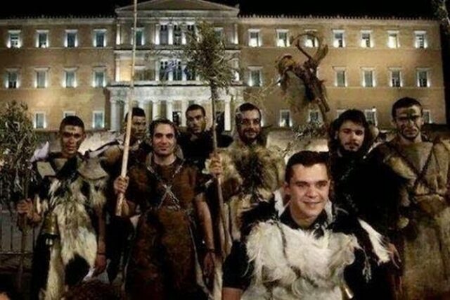 Απόκριες στην Αθήνα: Οι Κουδουναραίοι Διστόμου ‘οργώνουν’ το κέντρο της πόλης