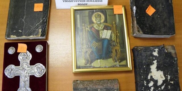 Συνελήφθη 33χρονος που έκρυβε στην αποθήκη του λείψανα Αγίων και ιερά κειμήλια