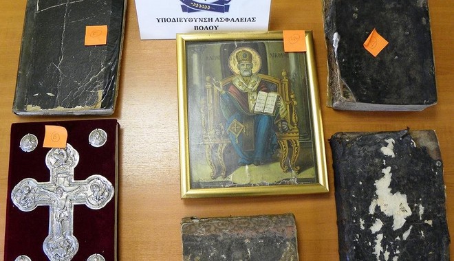 Συνελήφθη 33χρονος που έκρυβε στην αποθήκη του λείψανα Αγίων και ιερά κειμήλια
