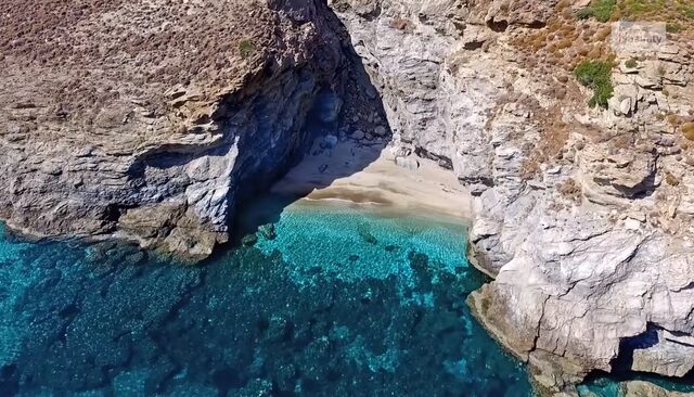 Το κρυφό λιμανάκι των ερωτευμένων στο ακρωτήρι της οργής