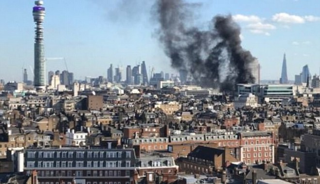 Πανικός στο Λονδίνο από μεγάλη πυρκαγιά σε πολυκατοικία