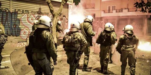 Επιθέσεις με βόμβες μολότοφ γύρω από το Πολυτεχνείο
