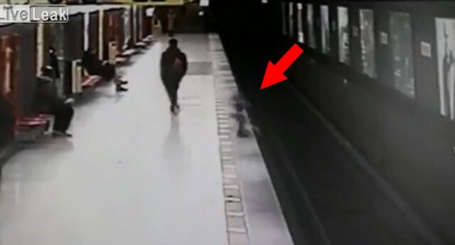 Εφιαλτικό βίντεο: Δίχρονο αγόρι πέφτει στις ράγες του μετρό