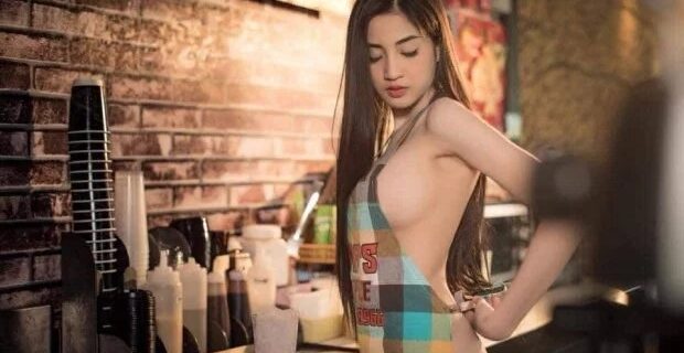 Έβαλε ημίγυμνο μοντέλο να σερβίρει καφέδες και τώρα κινδυνεύει με φυλάκιση