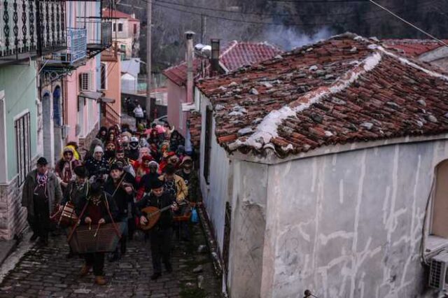 Μυτιλήνη: Αναβίωσε στην ορεινή Αγιάσο το έθιμο της ‘περικεφαλαίας’