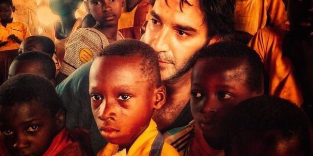 Ο Παπακαλιάτης τραγουδά στα παιδιά της Αφρικής ‘Όταν θα πάω κυρά μου στο παζάρι’