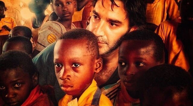 Ο Παπακαλιάτης τραγουδά στα παιδιά της Αφρικής ‘Όταν θα πάω κυρά μου στο παζάρι’