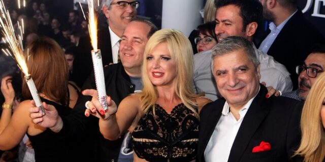 Ο Πατούλης αδειάζει τη σύζυγό του και στηρίζει Αμπατζόγλου
