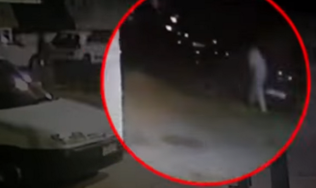Βίντεο: Η στιγμή που άνδρας φέρεται να πετά το νεκρό βρέφος στα σκουπίδια