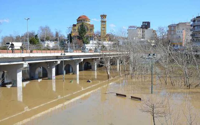 Λάρισα: Πέρασε το όριο επιφυλακής η στάθμη του Πηνειού