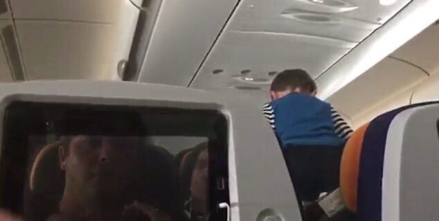 ‘Φωνάξτε έναν εξορκιστή!’: Δείτε πως ένα τρίχρονο μετέτρεψε 8ωρη πτήση σε κόλαση