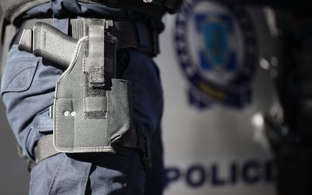 Λήστεψαν αστυνομικό στο Μενίδι- Του αφαίρεσαν το όπλο και το πορτοφόλι του