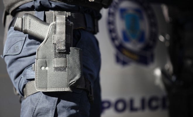 Λήστεψαν αστυνομικό στο Μενίδι- Του αφαίρεσαν το όπλο και το πορτοφόλι του