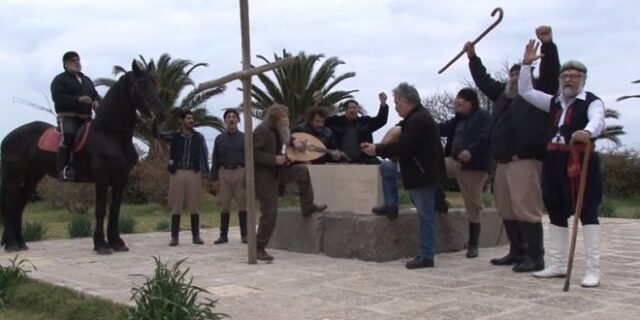 Βίντεο: Όταν ο Ψαραντώνης τραγούδησε ‘πότε θα κάνει ξαστεριά’ στον τάφο του Καζαντζάκη