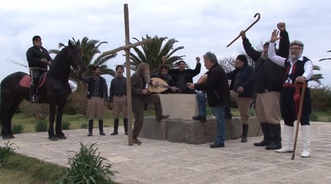 Βίντεο: Όταν ο Ψαραντώνης τραγούδησε ‘πότε θα κάνει ξαστεριά’ στον τάφο του Καζαντζάκη
