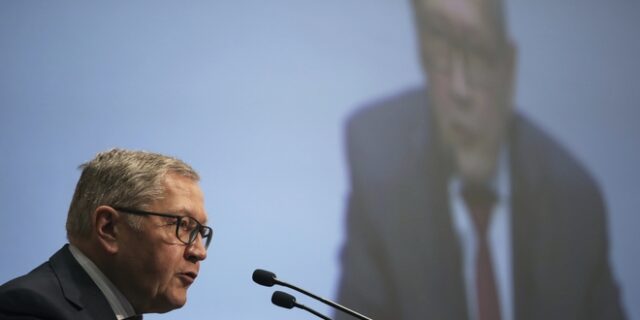 Αισιόδοξος ο Ρέγκλινγκ: Επιτυχημένη έξοδος της Ελλάδας, αν συνεχίσει τις μεταρρυθμίσεις
