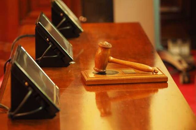 Ρωσία: Παντρεύτηκε την 15χρονη μαθήτριά του για να γλιτώσει την καταδίκη