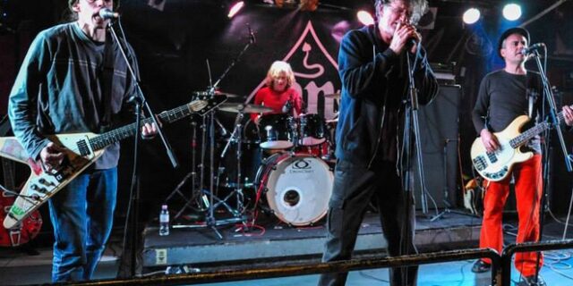 Ο Ντίνος Σαδίκης ζει και δημιουργεί χωρίς κανόνα