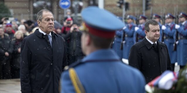 Το Βελιγράδι τείνει χείρα φιλίας στη Μόσχα