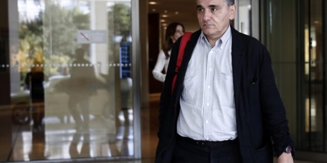 Αντικειμενικές, εξωδικαστικός, κόκκινα δάνεια στο τραπέζι με την τρόικα