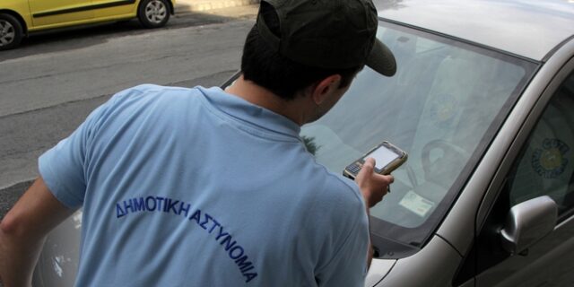 Για στάθμευση σε πεζοδρόμους και θέσεις ΑΜΕΑ το 55% των κλήσεων στην Αθήνα