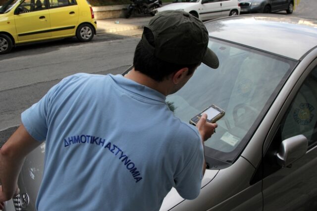 Για στάθμευση σε πεζοδρόμους και θέσεις ΑΜΕΑ το 55% των κλήσεων στην Αθήνα
