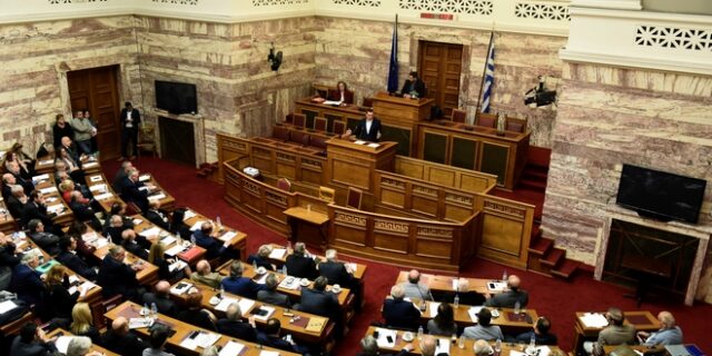 Επιστολή δέκα βουλευτών του ΣΥΡΙΖΑ κατά της αναδοχής από ομόφυλα ζευγάρια