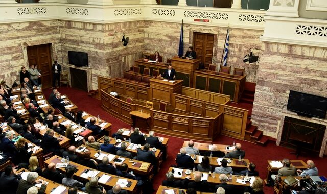 Επιστολή δέκα βουλευτών του ΣΥΡΙΖΑ κατά της αναδοχής από ομόφυλα ζευγάρια