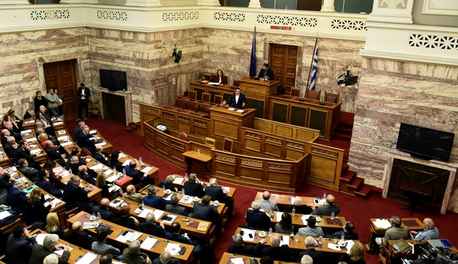 Επιστολή δέκα βουλευτών του ΣΥΡΙΖΑ κατά της αναδοχής από ομόφυλα ζευγάρια