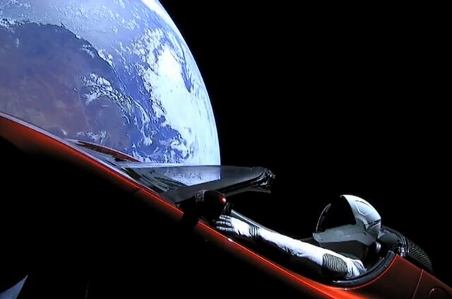 Το Tesla Roadster του Έλον Μασκ βολτάρει στο διάστημα
