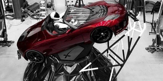 Tesla Roadster: Πότε θα πέσει πίσω στη γη;