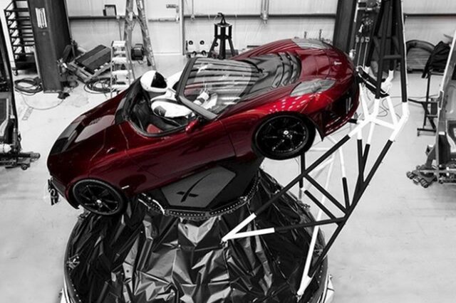 Το Tesla Roadster δεν πάει τελικά στον Άρη – Πάει ακόμη παραπέρα