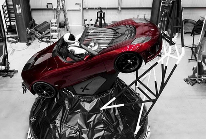 Το Tesla Roadster δεν πάει τελικά στον Άρη – Πάει ακόμη παραπέρα