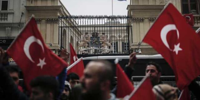 Η Ολλανδία αποσύρει τον πρεσβευτή της στην Άγκυρα