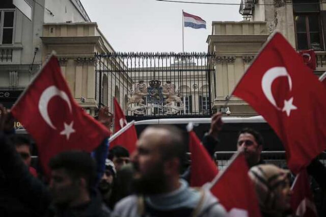 Η Ολλανδία αποσύρει τον πρεσβευτή της στην Άγκυρα