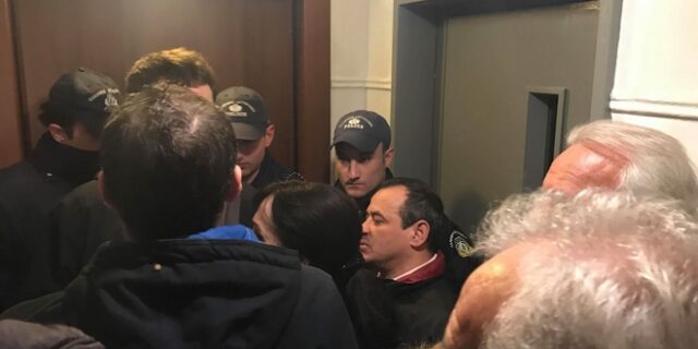 Ένταση και προσαγωγές μελών του ‘Δεν Πληρώνω’ σε συμβολαιογραφικό γραφείο