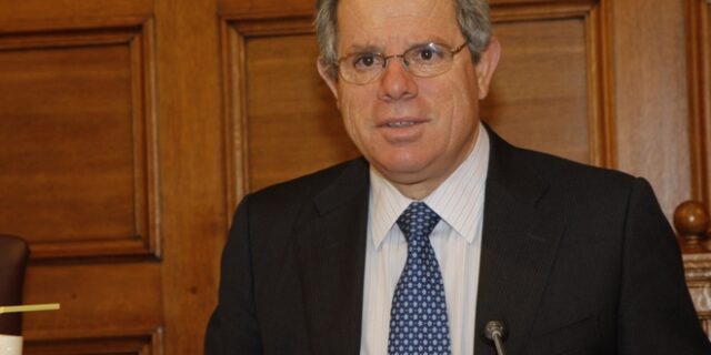 Οι Καραμανλικοί δείχνουν την πόρτα στον Άδωνι