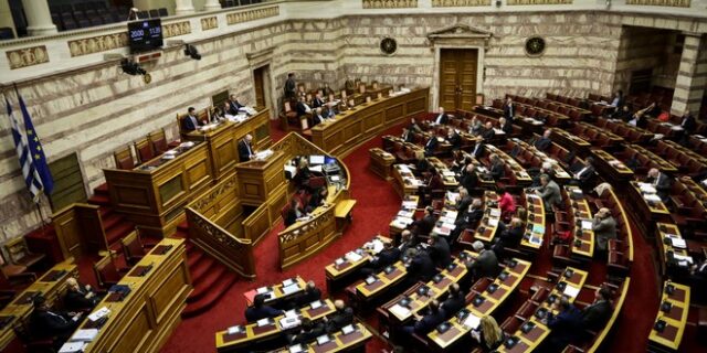 Αναδοχή από ομόφυλα ζευγάρια: “Ναι” από τους ειδικούς, “όχι” από την Εκκλησία