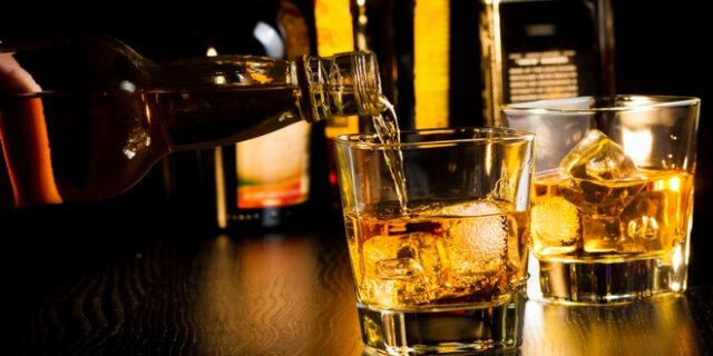 Πόσο θα πλήρωνες μία φιάλη ουίσκι στην Ελλάδα αν δεν υπήρχε φόρος