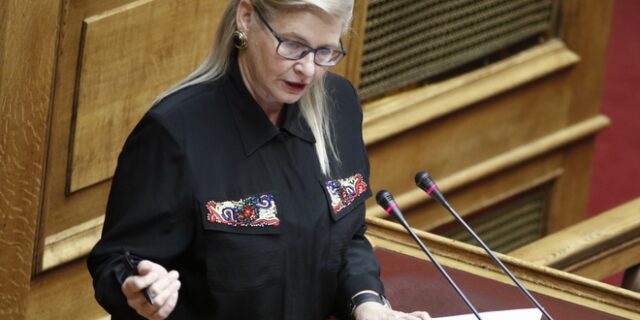 Υπέρ Μίκη Θεοδωράκη η Ζαρούλια της Χρυσής Αυγής